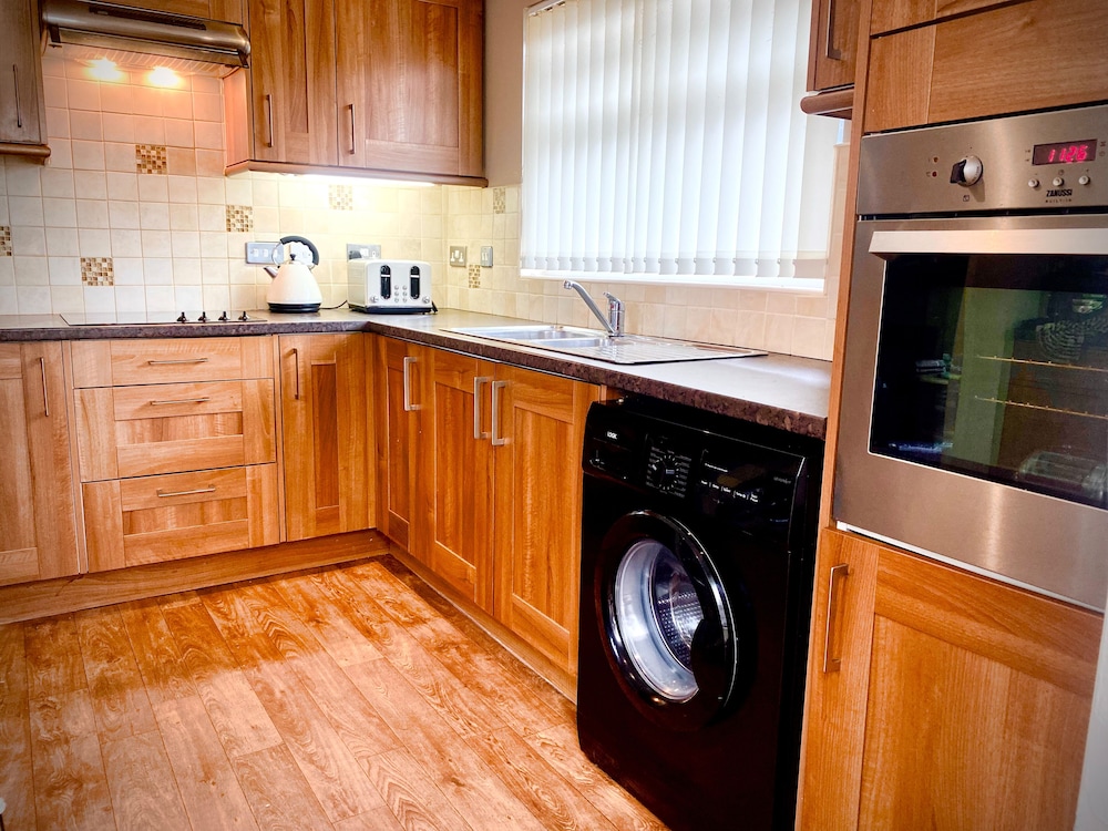 Remarkable 3-bed Hot Tub House in Blackpool view 4