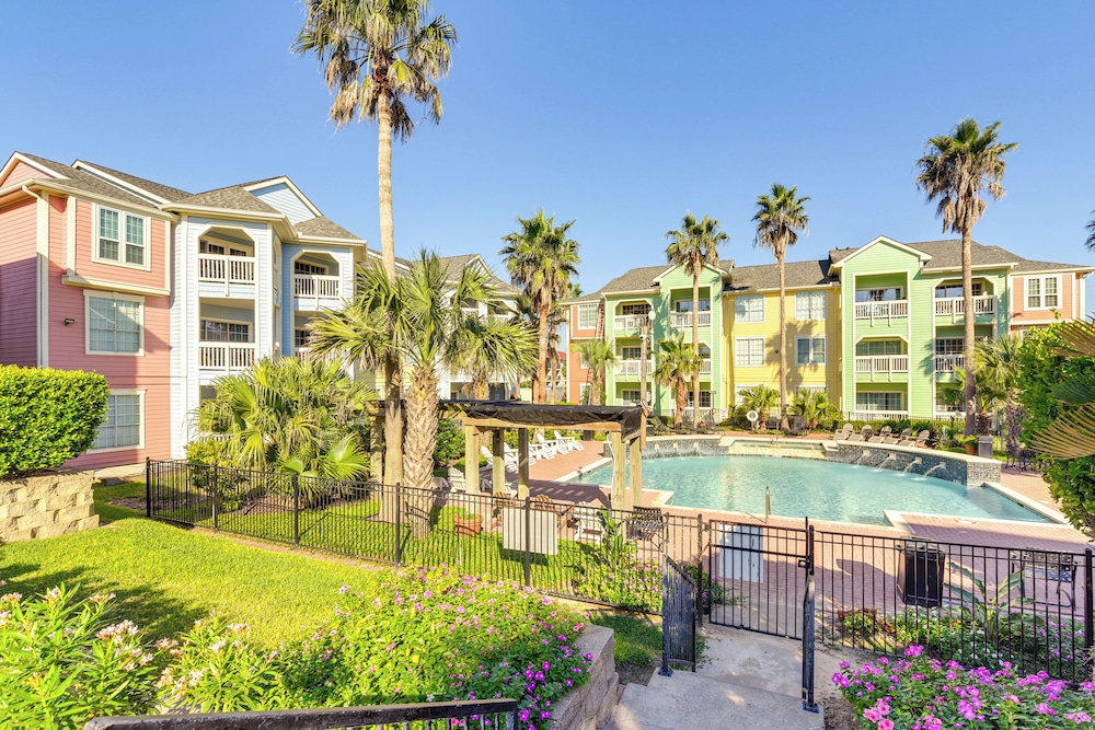 Steps to Beach: Ocean-view Galveston Condo!