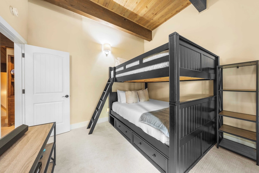 Near Ski, Beach, & Hiking Trails + Clubhouse Pool & Hot Tub Access Juanita Blue by Avantstay