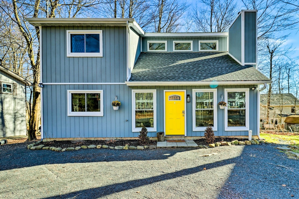 Bright Tobyhanna Retreat w/ Fire Pit, Walk to Lake view 5