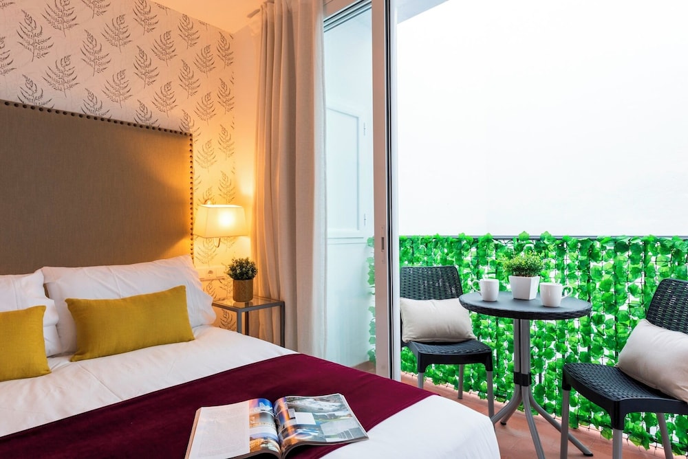 2 Bd Apartment in the Center of Seville Ba os III view 3