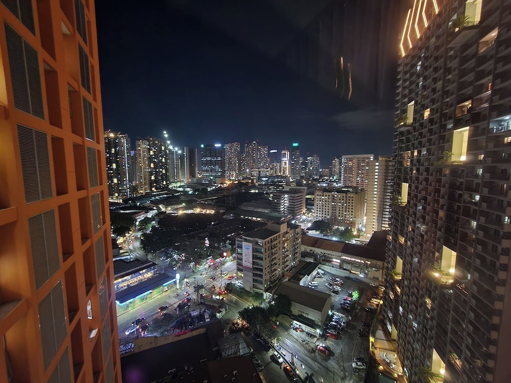 Cozy 1BR Condo in Mandaluyong City With City Skyline View