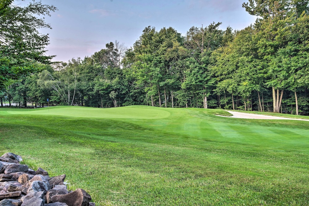 Ski, Hike, Swim & More: Pocono Farms Family Home