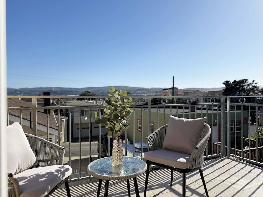 South SF Spacious Entire Unit With 3brs 3bth on 2F