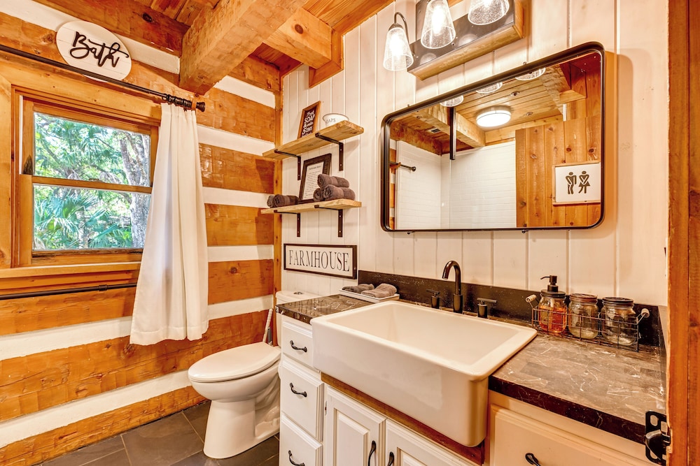 Spacious Sebring Family Cabin w/ Fun Barn + Yard!