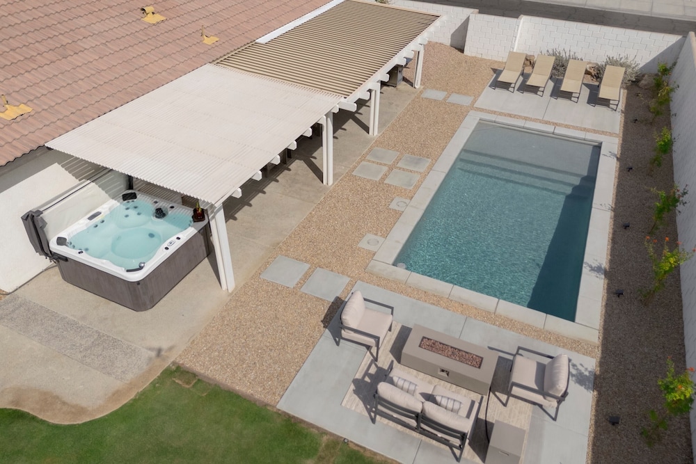 Montego by Avantstay Private Yard w/ Pool & Hot Tub
