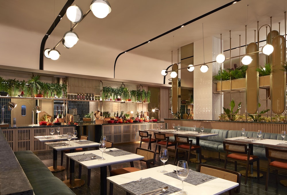 Momentus Hotel Alexandra 28