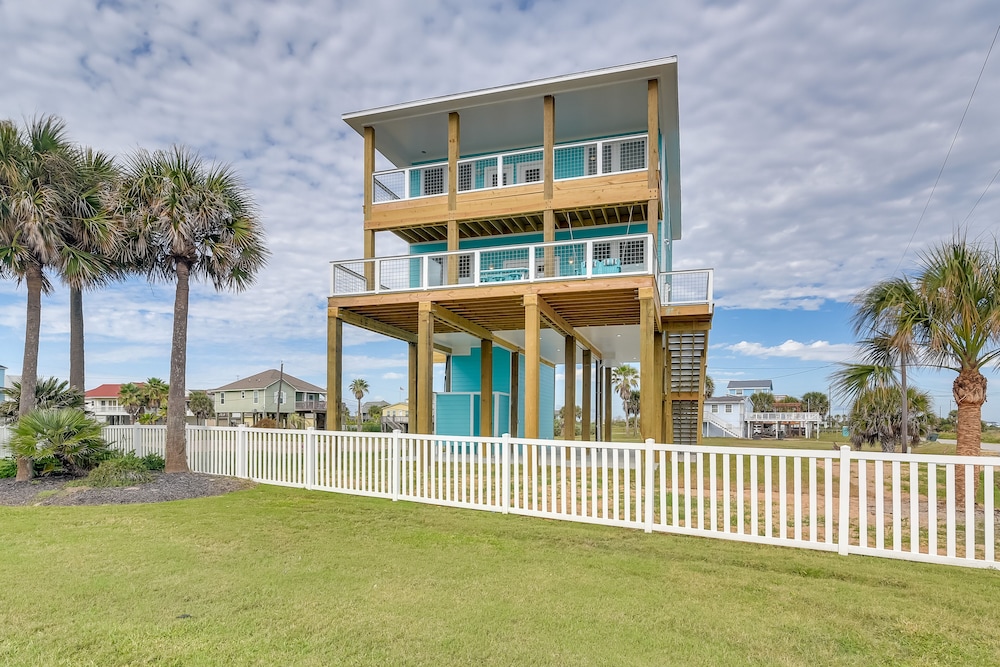Steps to Beach: Vibrant House in Galveston!