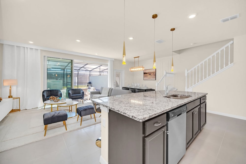Stylish 5BR Home With Mickey Cars Rooms