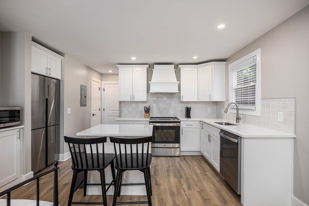 The Nomad 64-person Hillsboro Village Retreat Studio 1BR Spaces