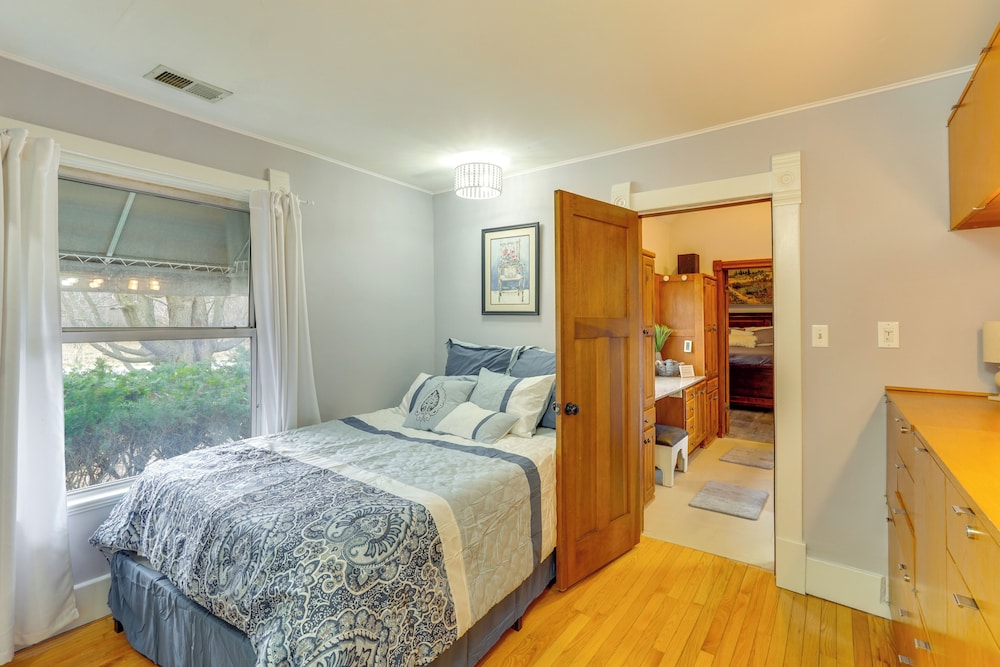 100-year-old Farmhouse in Fulton: 6 Mi to Town!