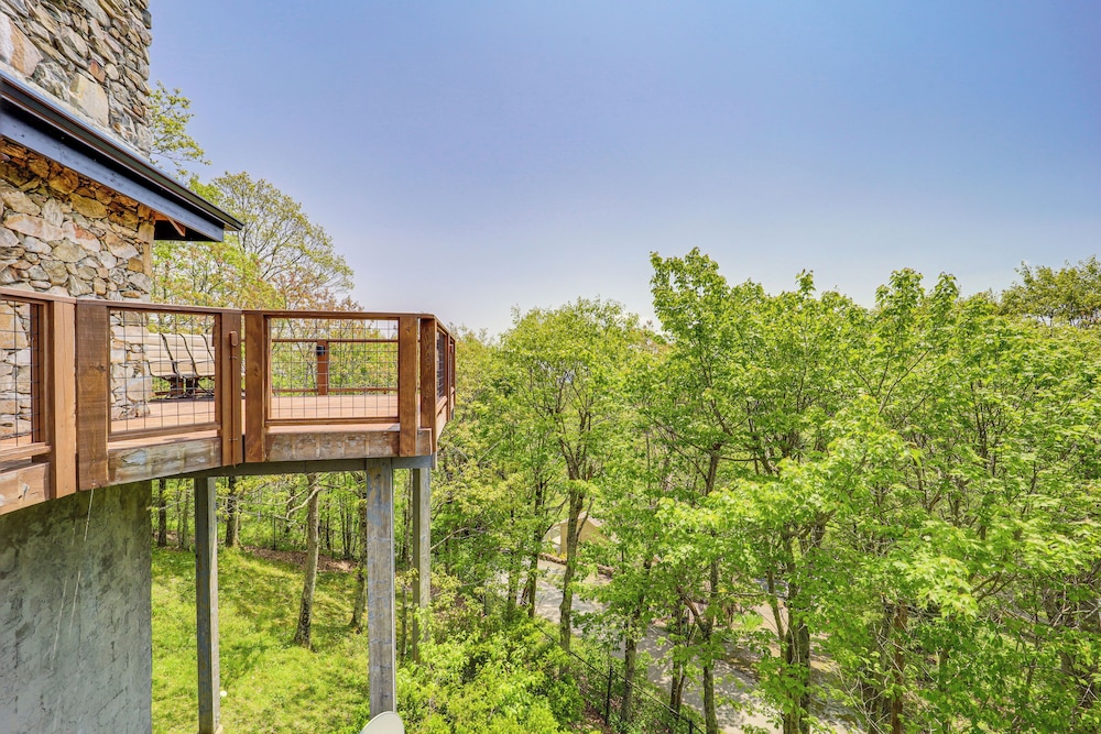 8 Mi to Ski Slopes! Hot Tub Haven in Seven Devils