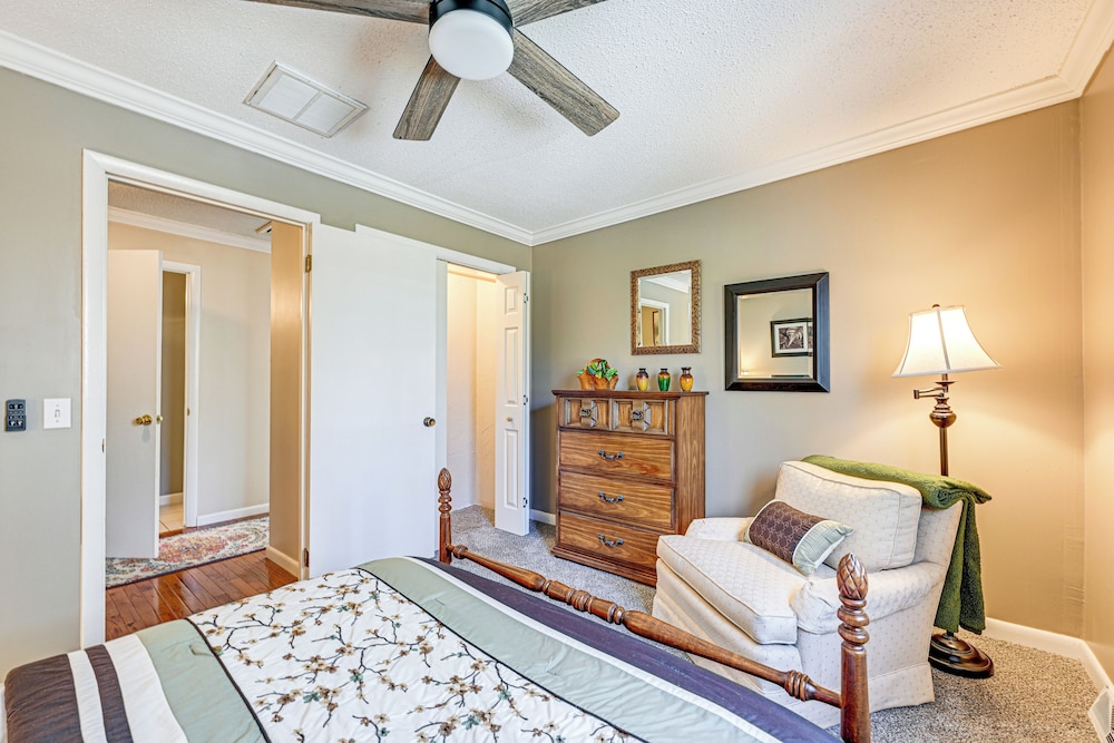 Lakefront Cabin Retreat w/ Dock in Robbinsville!