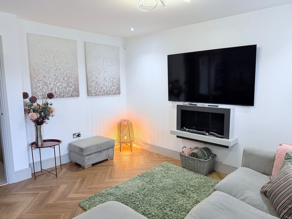 Luxury House - Sleeps up to 6 - Near Nec