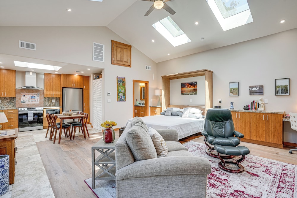 Alameda Studio w/ Patio: 3 Mi to Oakland Coliseum!