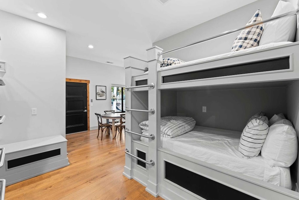 The Grand on Greenbay-7 Bedrooms Sleeps 21 Modern new Build