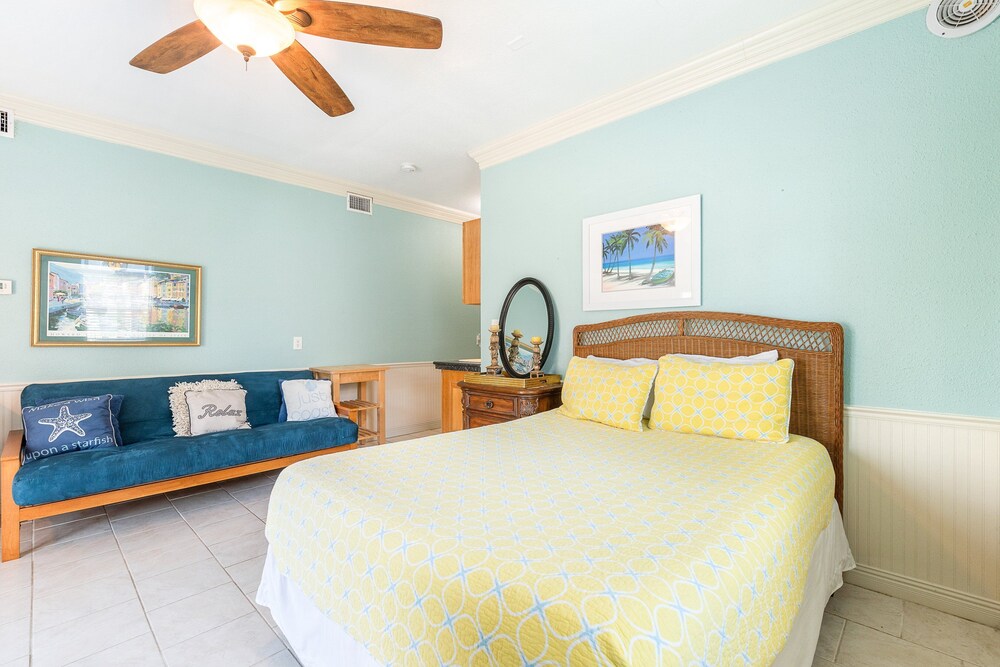 Beach Front Baby Ocean Views, Golf Cart & Pet Friendly!