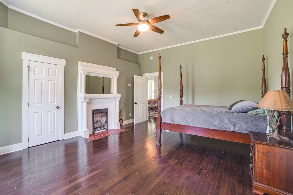 9 Mi to Kentucky Lake: Spacious Victorian Home!