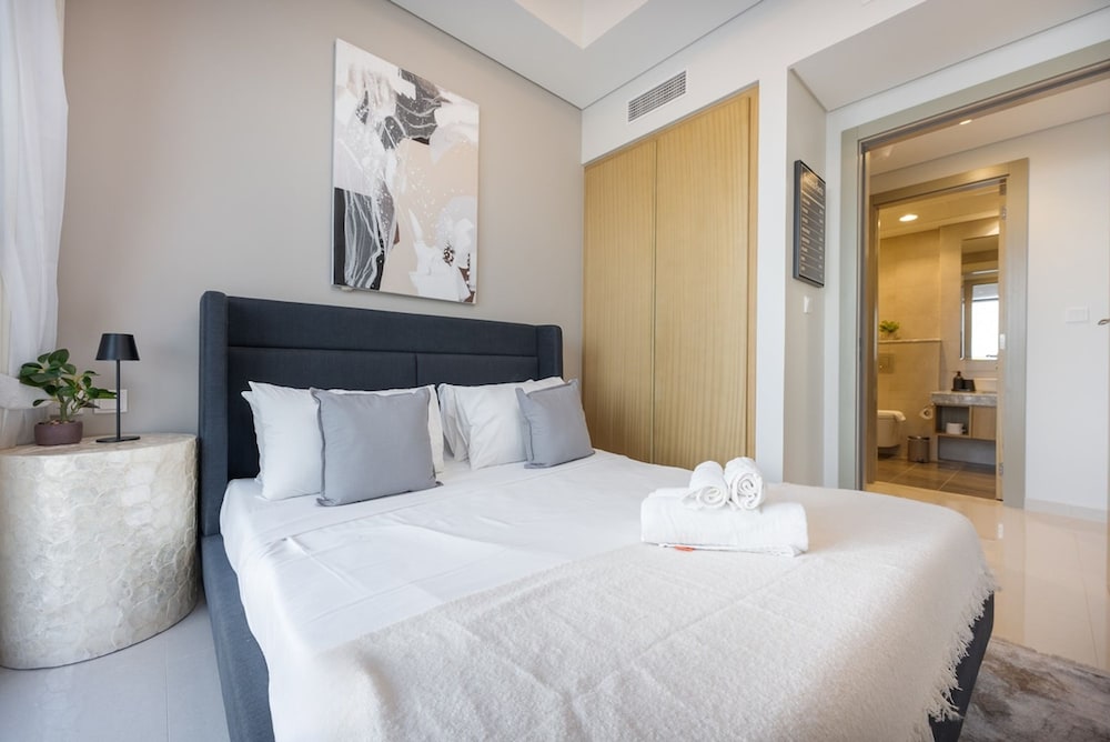 Stunning 2BR With Amazing Views in Business Bay