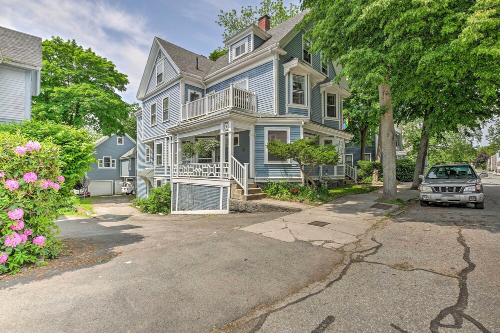 Quaint Beverly Townhome: Walk to Beach & Downtown! view 4