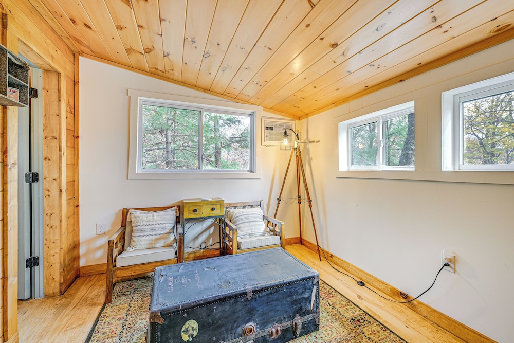 Deck & Fire Pit: Mtn-view Cabin in Rabun Gap view 4