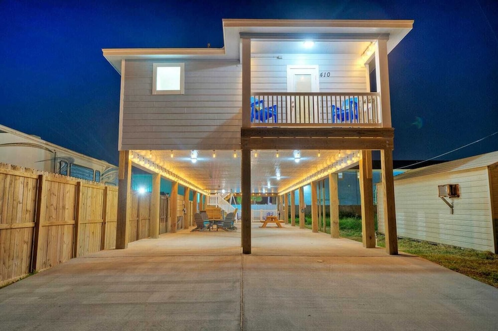 Sleeps 16 2 Homes, Priv Pool, Ping-pong 1block to Alister St. Shops & Dining