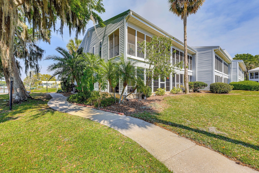 St Johns River Retreat in Welaka w/ Dock Access