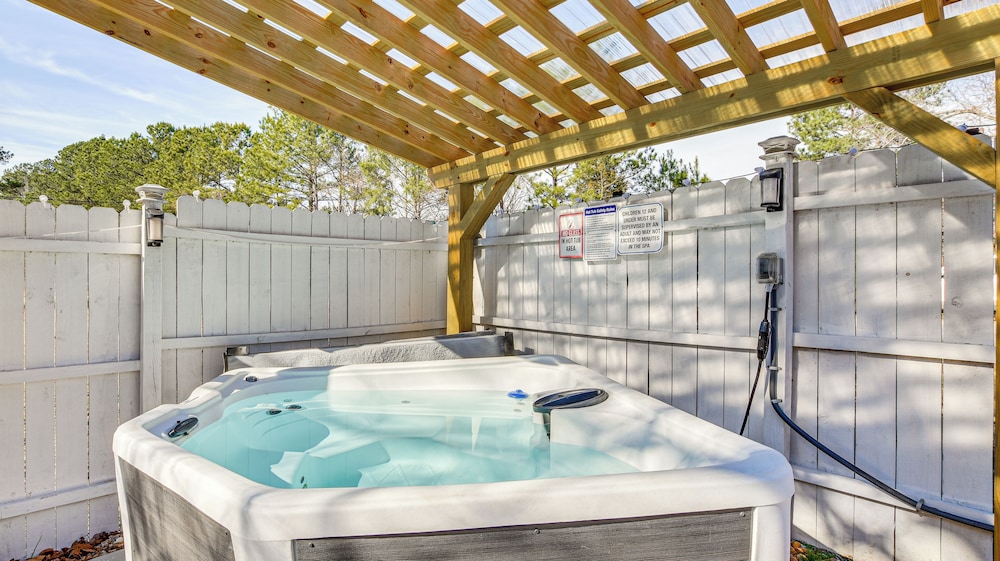 9 Mi to Downtown: Sanford Home w/ Hot Tub