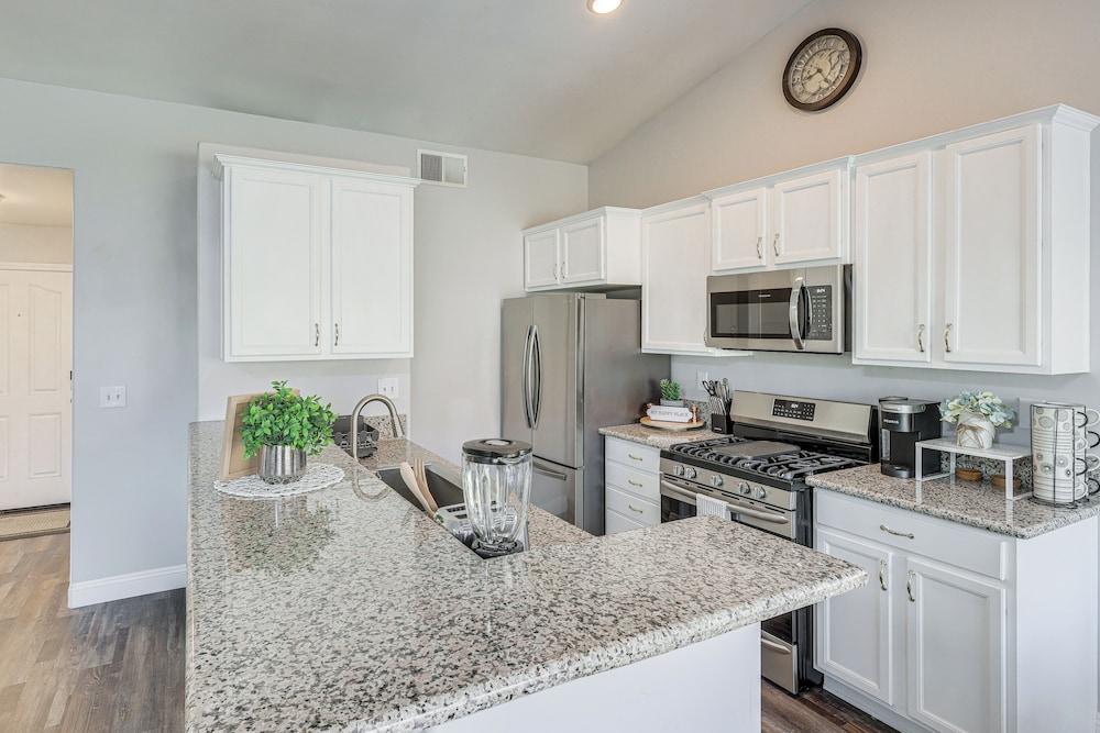 Bakersfield Home w/ Pool Table, Cornhole + More!