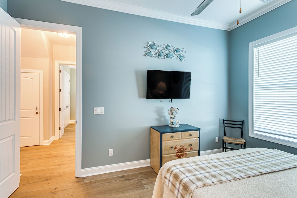 Walk to Public Beach: Hideaway in St Simons Island