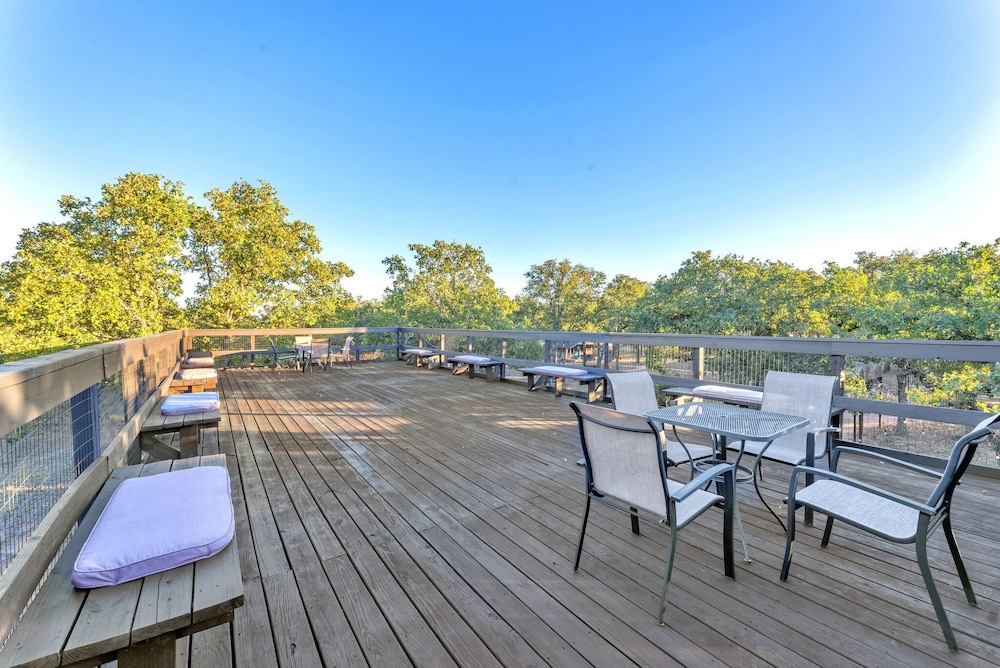 The Vines Retreat, Hot-tubs, Game Room, 10-mins to Downtown!