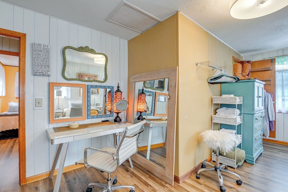 6 Mi to Downtown: 70s-themed Home in Nashville!