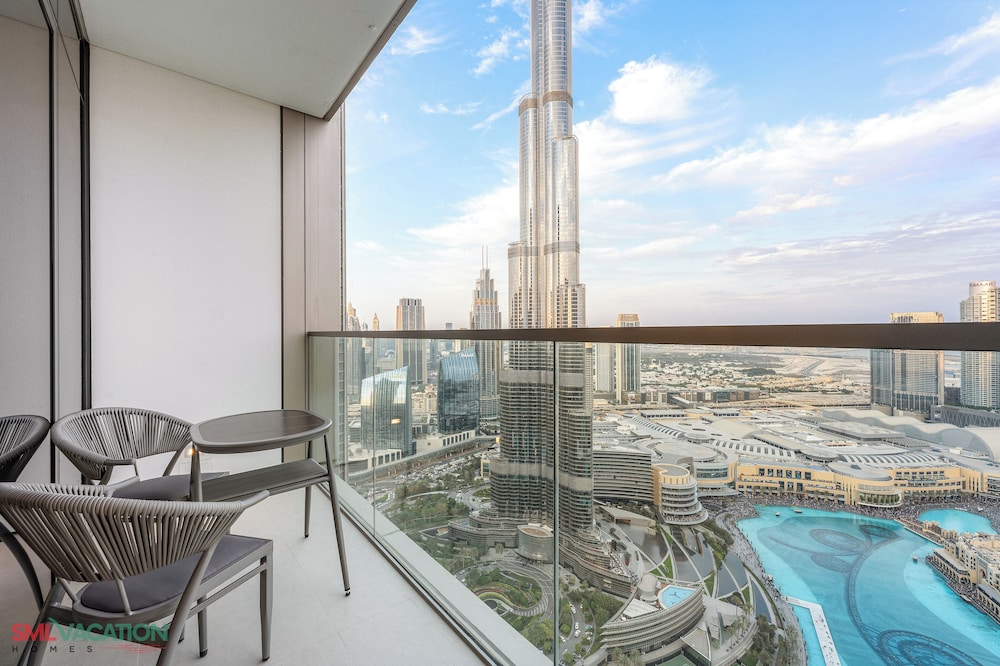 SML Vacation Homes - Sky High Apartments with Burj Khalifa and Dubai Fountain Views @ Grande Signature, Downtown Dubai