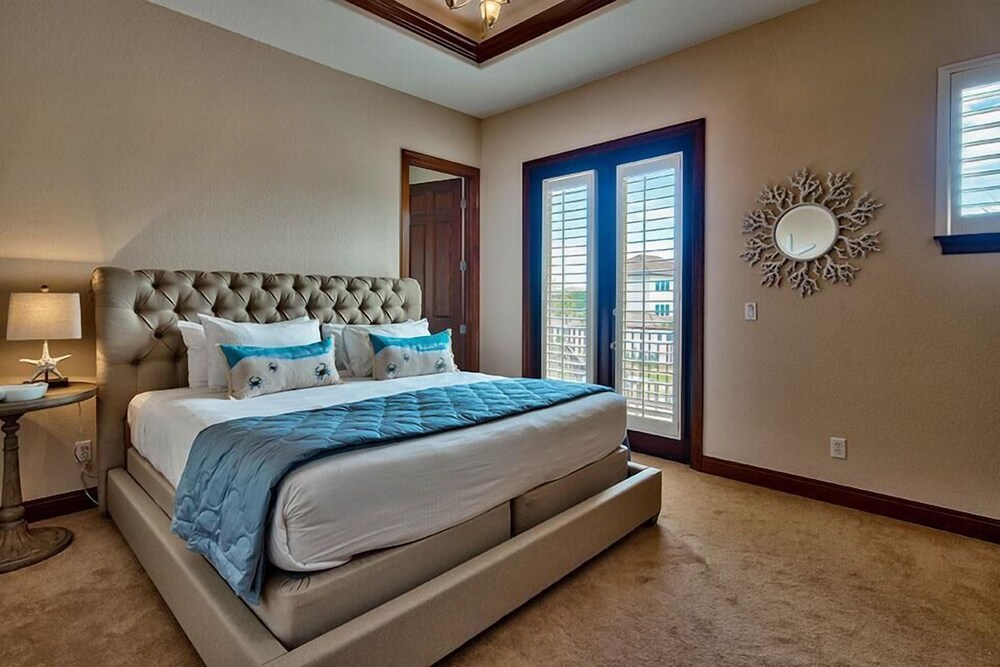 Tuscan Villa 5 Bedroom Holiday Home by Five Star Properties