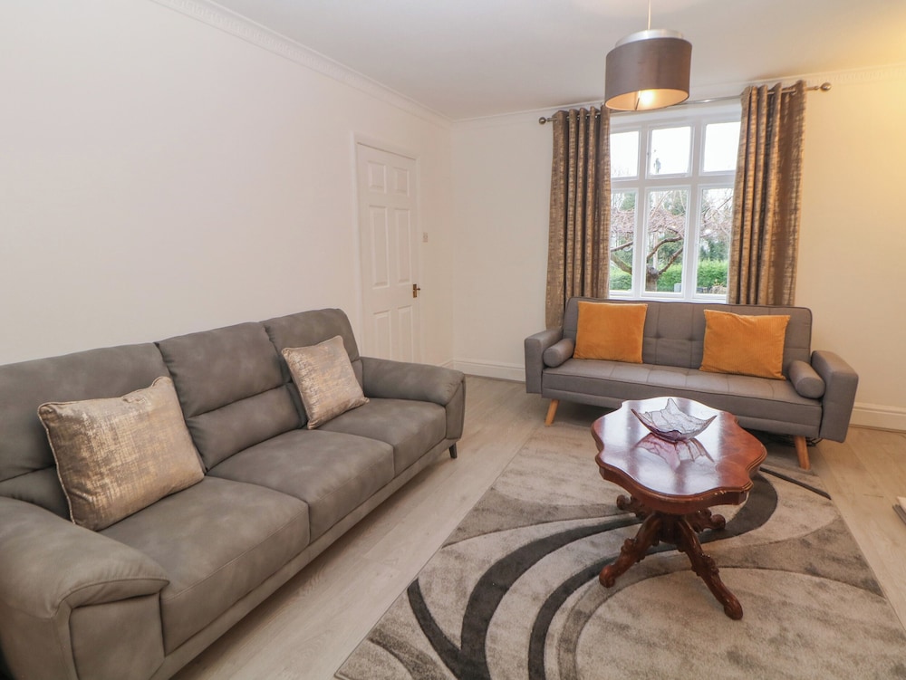 15 Calton View