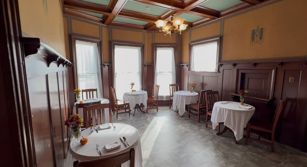 Charleston House Bed & Breakfast Inn
