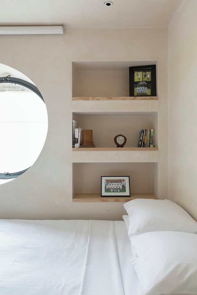Blythe Road by Onefinestay