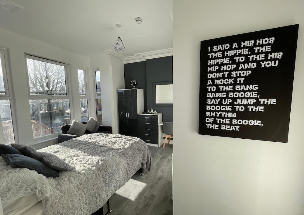 6 Bedroom 5 Shower rm House in Central Nottingham view 2