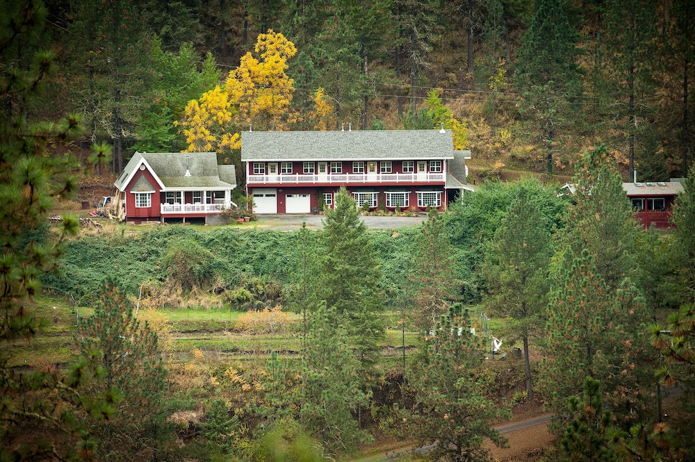 Hearthstone Elegant Lodge by the River