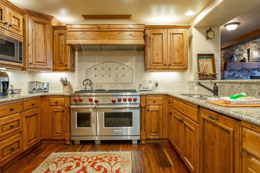 Grand Lodge - 3 Bedroom Deluxe #308 - Ski-in/out 3 Condo