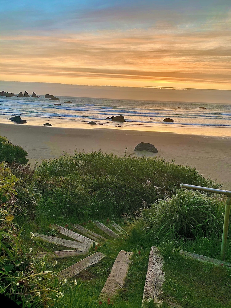 Sunset Oceanfront Lodging