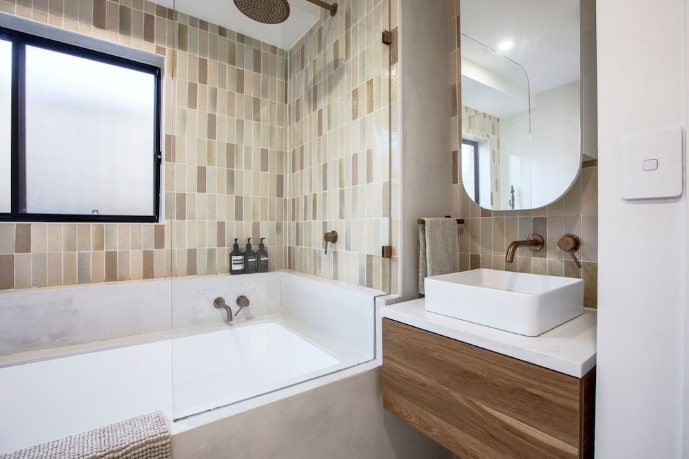 Coastal 2-bed Apartment With Courtyard