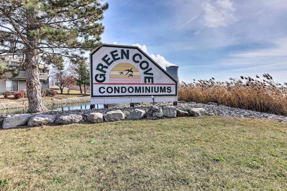 Boat Slip & Pool Access: Oak Harbor Haven!
