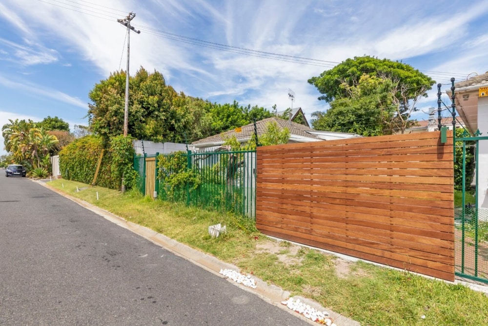 Peaceful 1BD Flat w/ Private Gardenrondebosch