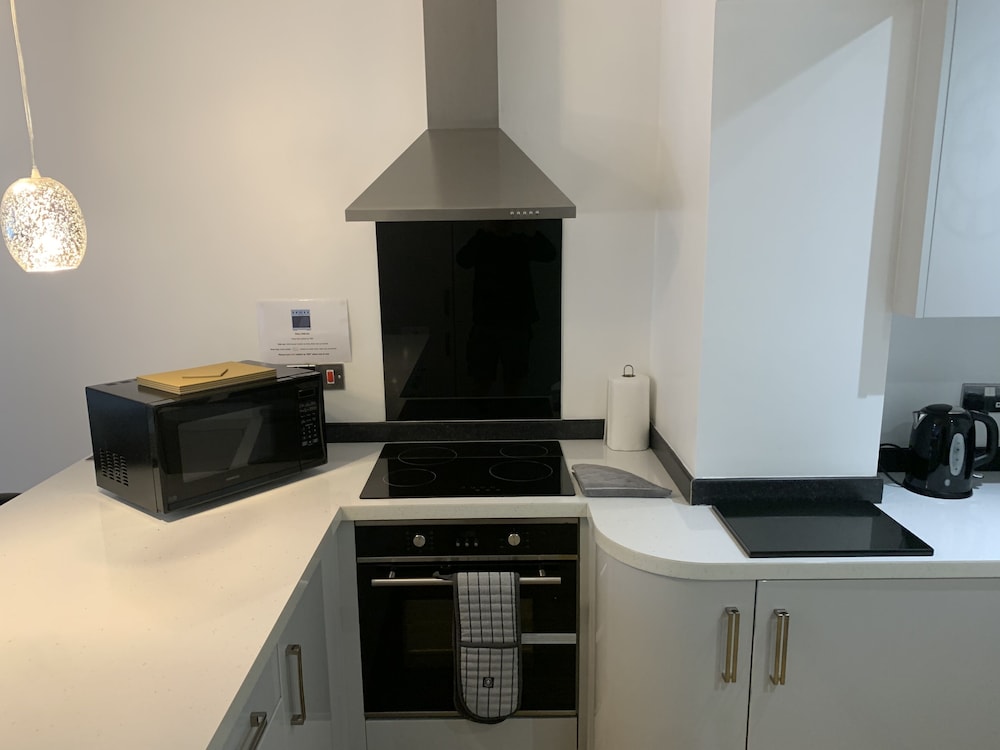 Stylish and Immaculate 2-bed Apartment in Leigh, photo 10