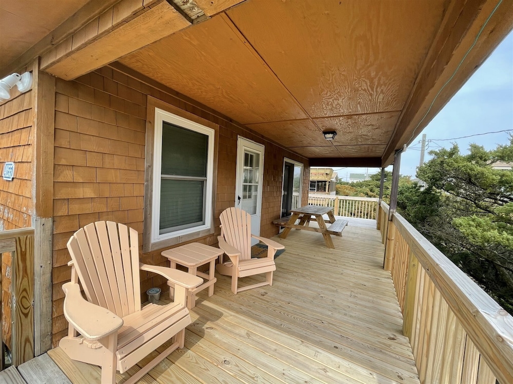 Freaky Tiki 3 Bedroom Cottage by RedAwning