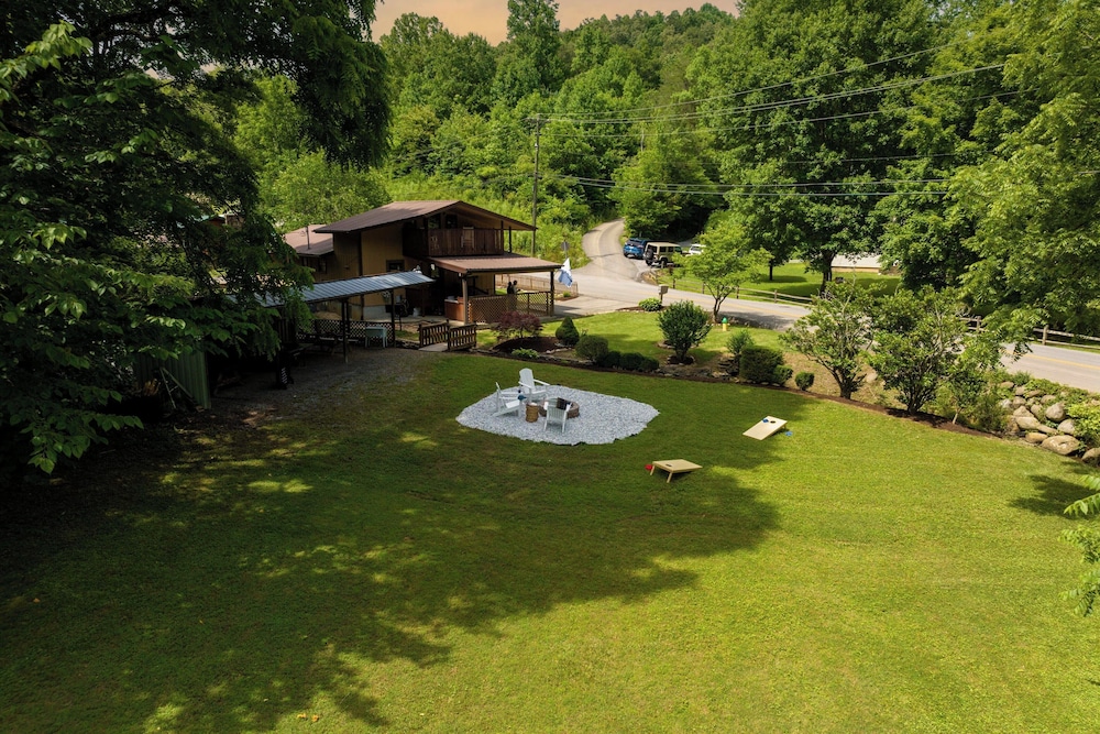 2 Mi to Dtwn: Spacious Gatlinburg Home w/ Hot Tub!