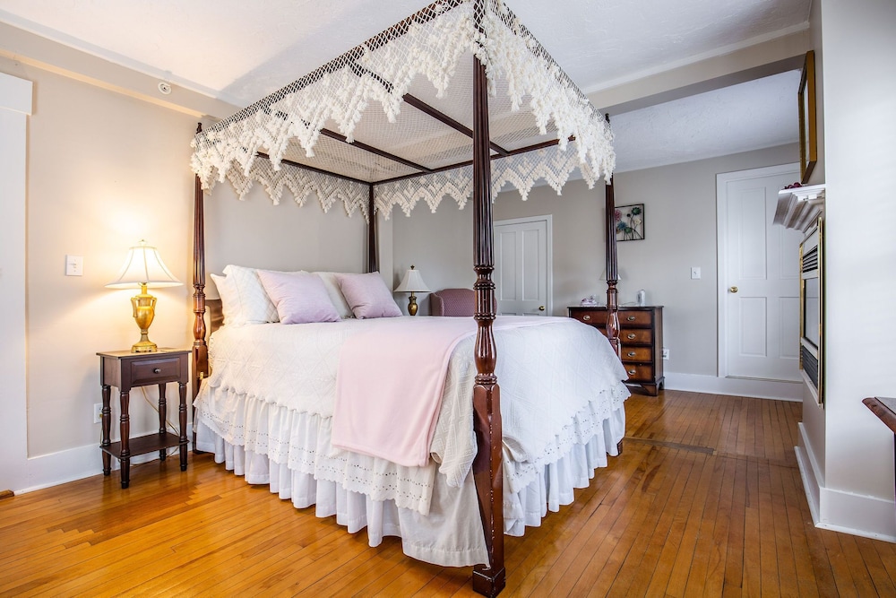 Rosewood Country Inn