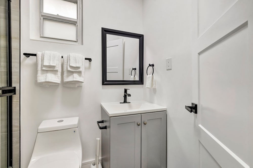 2BR 1BA off Las Olas Steps to Beach