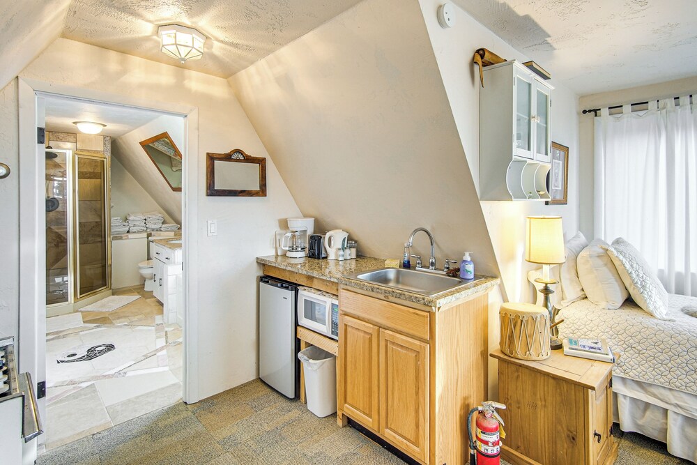 Near Hiking: Tranquil Crestone Studio w/ Deck!